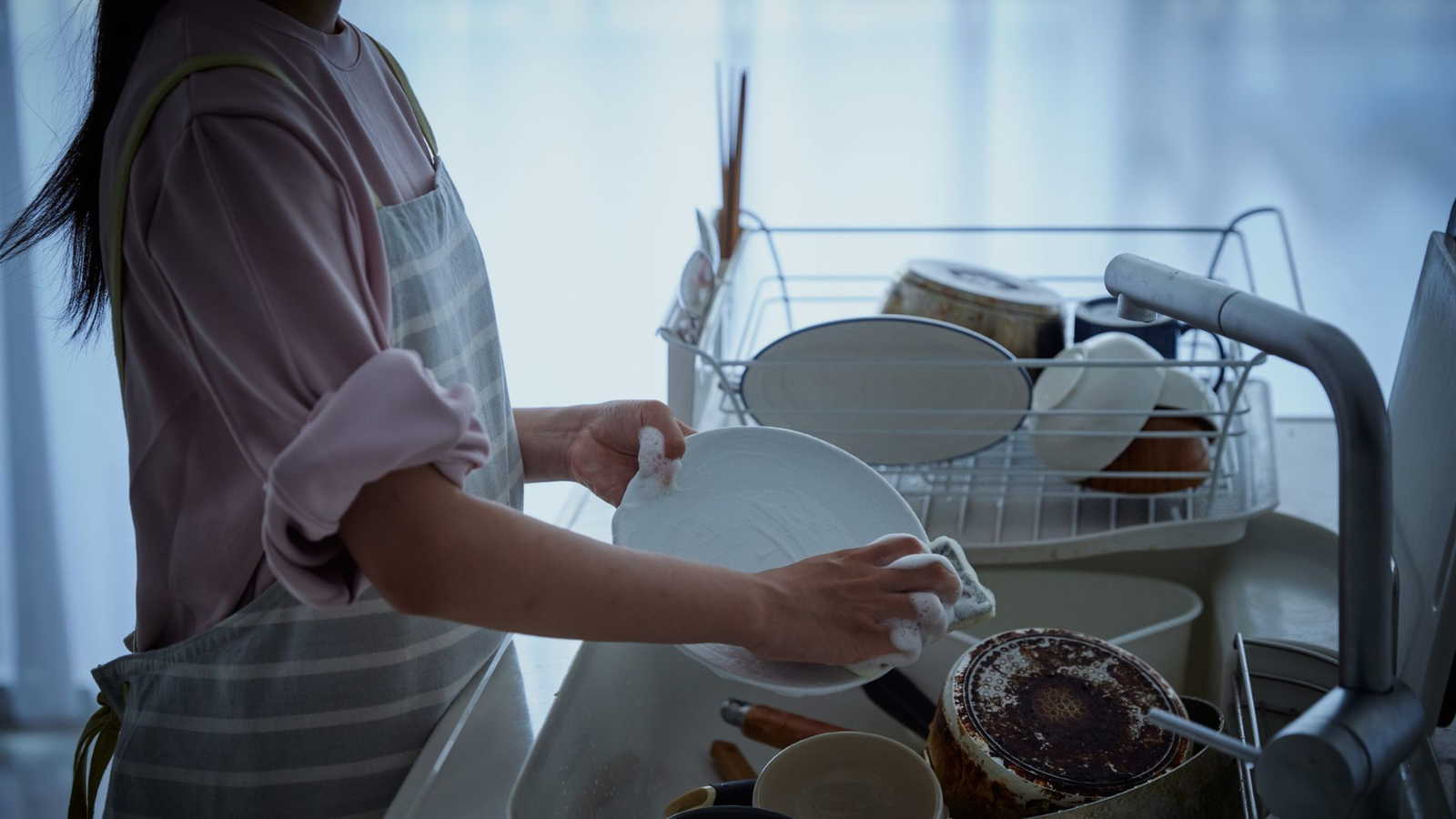 Living alone? Here are the simple kitchen cleaning habits you should try