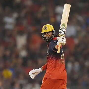 RCB survive last-over thriller against Mumbai Indians, Krunal Pandya powers Bengaluru to top spot