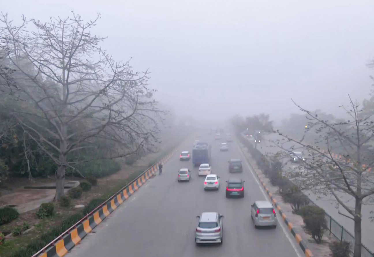 Delhi wakes up to haze and rising temperatures; pollution adds to morning gloom
