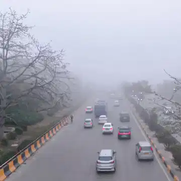 Delhi wakes up to haze and rising temperatures; pollution adds to morning gloom