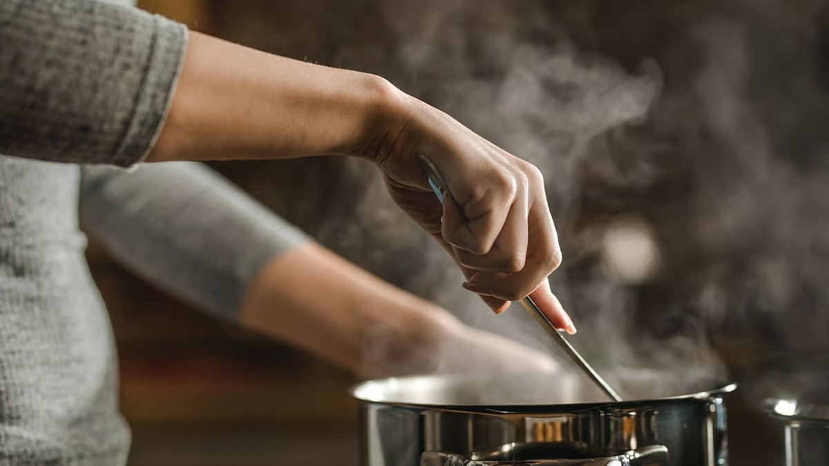 Kitchen smoke may harm your lungs more than cigarettes-Here're ways to stay safe