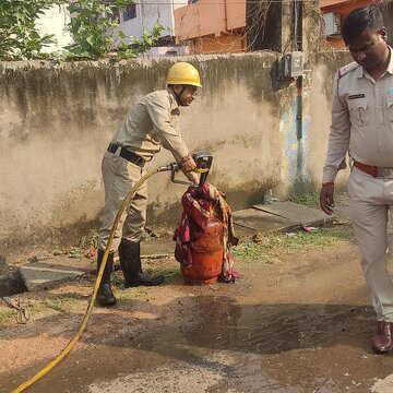 LPG cylinder leak during cooking causes fire, house owner seriously injured in Durgapur