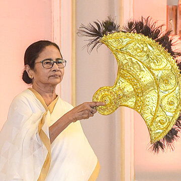 Outrage erupts as Mamata Banerjee attends Puja Carnival while North Bengal mourns