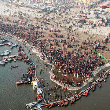 मौनी अमावस्या पर संगम में उमड़ा आस्था का सैलाब, करोड़ों श्रद्धालुओं ने लगाई डुबकी