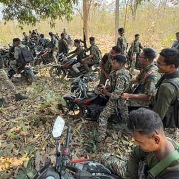झारखंड के सरांडा जंगल में माओवादी विरोधी अभियान के दौरान कोबरा बल के अधिकारी घायल