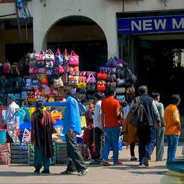 फुटपाथ से अस्थायी दुकानदारों को हटाने के लिए स्थायी व्यवसायी मुख्यमंत्री के चाहते हैं हस्तक्षेप