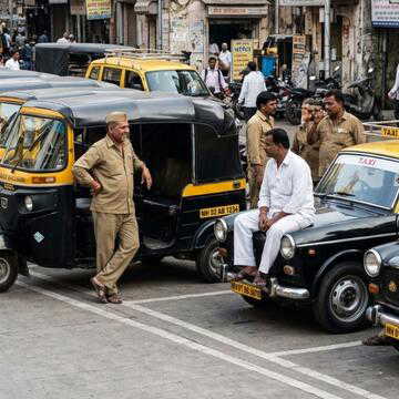 महाराष्ट्र में ऑटो-टैक्सी चालकों के लिए मराठी अनिवार्य, फैसले पर गरमाई सियासत