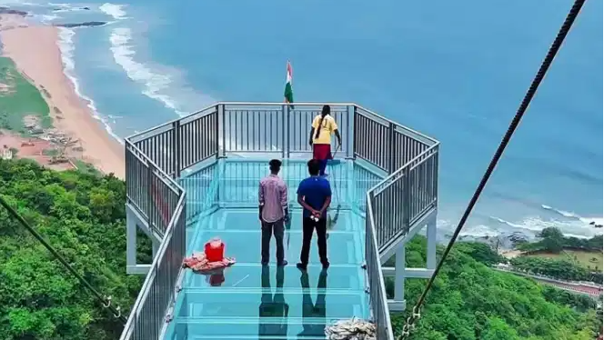 देश का सबसे लंबा Glass Skywalk बनकर वैजाग में हुआ तैयार, जानिए क्या है इसकी विशेषताएं?