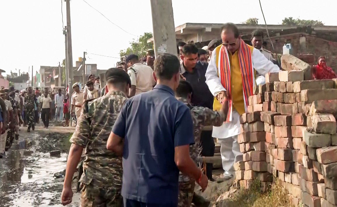 लखीसराय में डिप्टी सीएम की कार पर चप्पल, पत्थर, गोबर फेंका, मुर्दाबाद के नारे