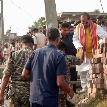 लखीसराय में डिप्टी सीएम की कार पर चप्पल, पत्थर, गोबर फेंका, मुर्दाबाद के नारे