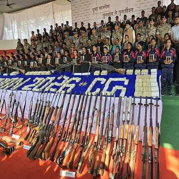 छत्तीसगढ़ और ओडिशा में 118 माओवादियों का आत्मसमर्पण, सिर पर 5 करोड़ रुपये से ज्यादा का इनाम