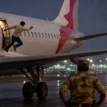 चेन्नई एयरपोर्ट पर बड़ा सुरक्षा हादसा टला, चलती फ्लाइट का इमरजेंसी दरवाजा खोलकर युवक ने लगाई छलांग