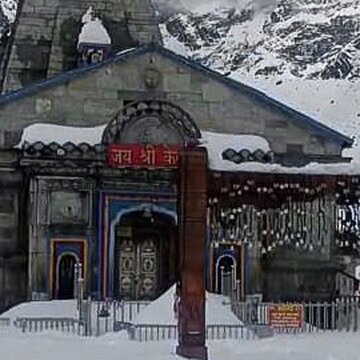 उत्तराखंड के केदारनाथ धाम में रिकॉर्ड बर्फबारी, मंदिर और घाटी बर्फ की मोटी चादर में ढके