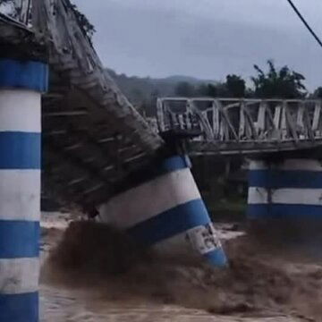 मूसलाधार बारिश में'अनुसंधान' का दुधिया पुल ढहा