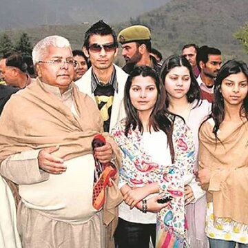 क्या लालू यादव के परिवार में पड़ी दरार? रोहिणी के बाद 3 और बेटियों ने छोड़ा पटना का सरकारी आवास