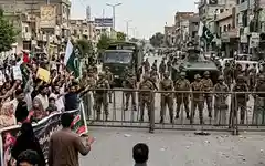 PoK में पाकिस्तान सेना ने प्रदर्शनकारियों पर चलाई अंधाधुंध गोलियां, 30 से ज्यादा मौतें, 200 घायल
