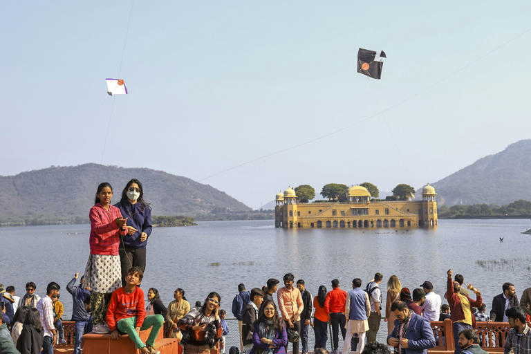 जयपुर में पारंपरिक श्रद्धा के साथ मनाई गई मकर संक्रांति, मंदिरों और सरोवरों में उमड़ी भीड़