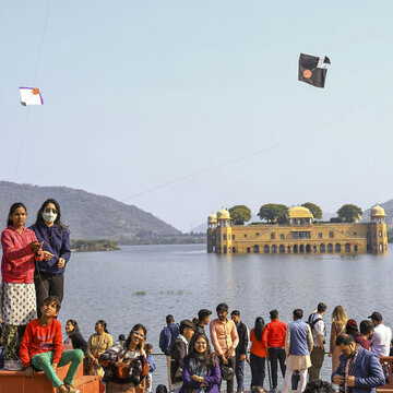 जयपुर में पारंपरिक श्रद्धा के साथ मनाई गई मकर संक्रांति, मंदिरों और सरोवरों में उमड़ी भीड़