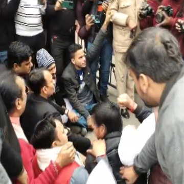 यूपी: निलंबित पूर्व सिटी मजिस्ट्रेट अलंकार अग्निहोत्री का बरेली में डीसी कार्यालय के बाहर धरना