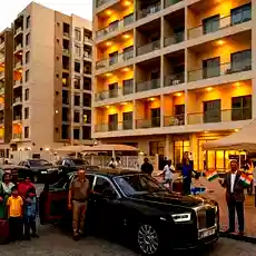 दो भारतीय व्यवसायियों ने दुबई में फंसे भारतीयों के लिए किया राजसी इंतजाम, रोल्स रॉयस, रहने-खाने की मुफ्त सुविधा