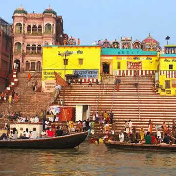 वाराणसी में गंगा का अपमान: बिरयानी का उच्छिष्ट फेंकने पर 14 गिरफ्तार