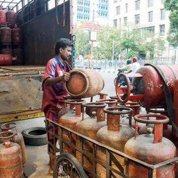 क्या फिर से बढ़ा सिलेंडर का दाम? आज दिल्ली, मुंबई, कोलकाता समेत प्रमुख शहरों में कितनी है LPG की कीमत?