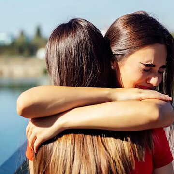 क्यों जीवन में महत्वपूर्ण बनती जा रही हैं Chosen Sister? खून का रिश्ता नहीं लेकिन खून के रिश्ते से कम भी नहीं