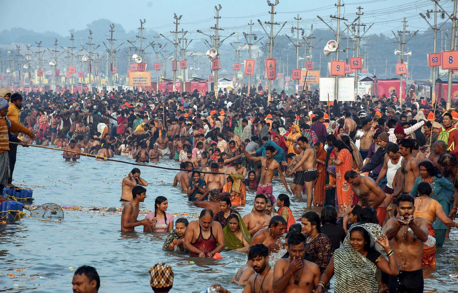 माघ मेले में आस्था का सैलाब, संगम में 85 लाख से ज्यादा श्रद्धालुओं ने लगाई डुबकी