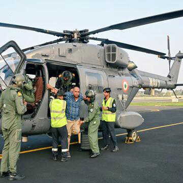 अरब सागर बचाव अभियान: कोच्चि तट से 110 किमी दूर तेल रिग कर्मी का भारतीय नौसेना ने किया रेस्क्यू