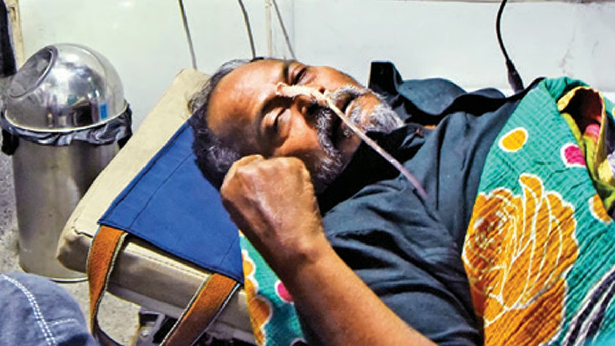 एम्बुलेंस में बीमार BLO के साथ CEO दफ्तर के सामने प्रदर्शन