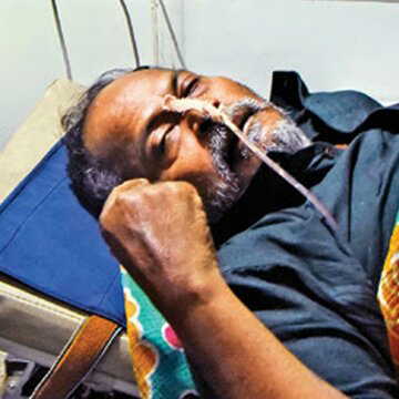 एम्बुलेंस में बीमार BLO के साथ CEO दफ्तर के सामने प्रदर्शन