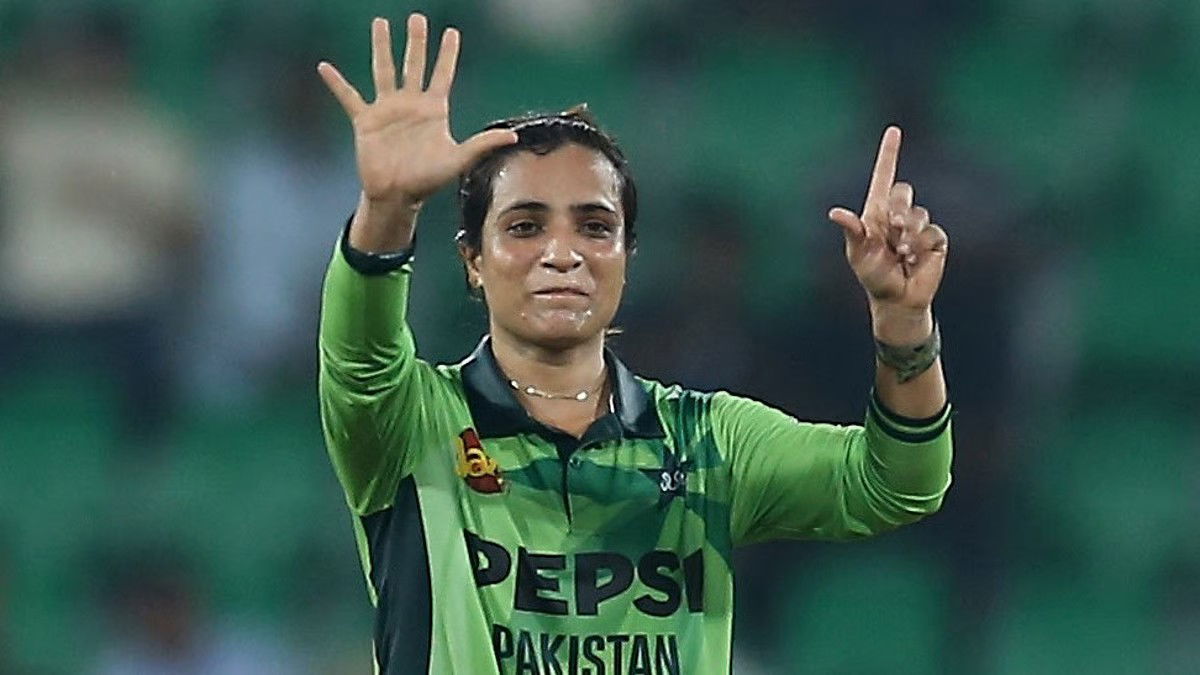 हार के बाद पाकिस्तान को मिला एक और जख्म, आईसीसी ने सिदरा अमीन को लगाई फटकार