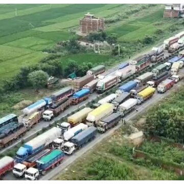 दिल्ली-कोलकाता हाइवे पर भारी यातायात जाम, चार दिन से रुकी पड़ी हैं गाड़ियां