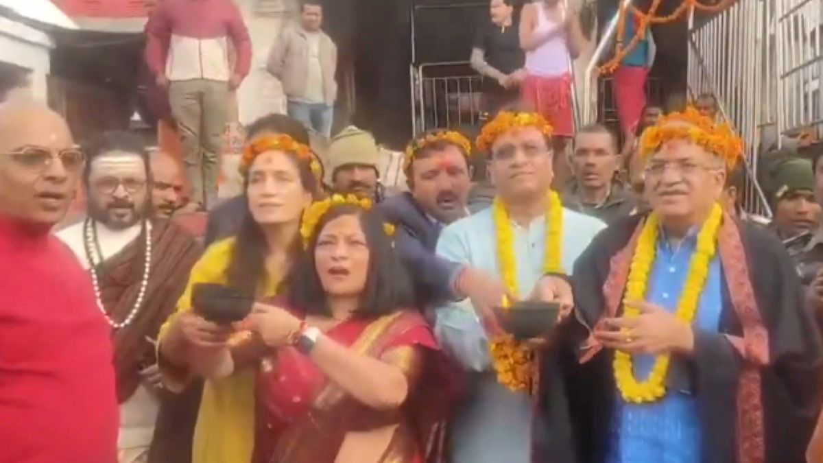 झारखंड दौरे पर गए CEC ज्ञानेश कुमार ने देवघर में ज्योतिर्लिंग पर किया अभिषेक