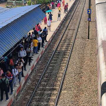 बनगांव-सियालदह शाखा पर ट्रेन सेवाएं प्रभावित, यात्रियों को हो रही भारी परेशानी