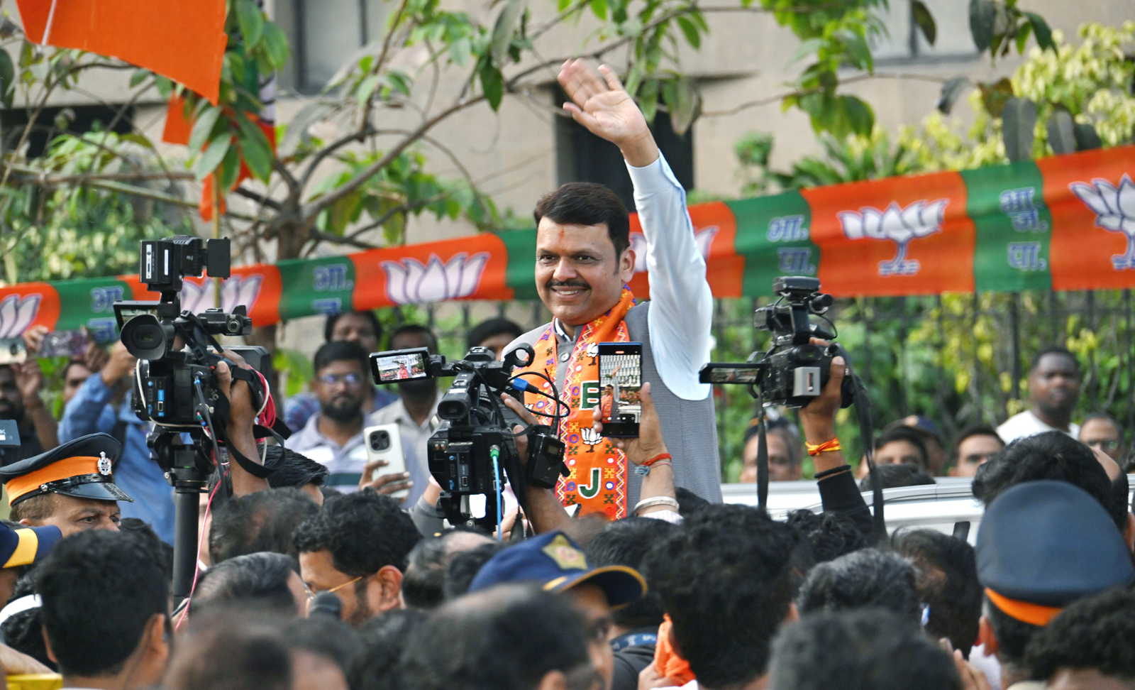 मुंबई में BJP ने ठाकरे का सियासी किला तोड़ा, पुणे में पवार गठबंधन को पछाड़ा