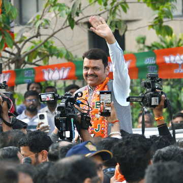 मुंबई में BJP ने ठाकरे का सियासी किला तोड़ा, पुणे में पवार गठबंधन को पछाड़ा