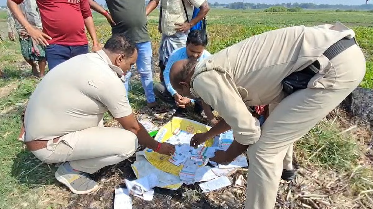 बर्दवान में तालाब किनारे बोरी में मिले आधार कार्ड के बंडल, इलाके में हड़कंप