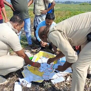 बर्दवान में तालाब किनारे बोरी में मिले आधार कार्ड के बंडल, इलाके में हड़कंप