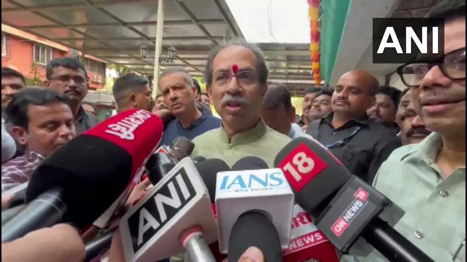 उद्धव ठाकरे ने बीमार शिवसेना नेता संजय राउत से की मुलाकात