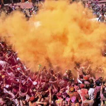 देशभर में होली का जश्न, मंदिरों से सड़कों तक रंग और उमंग, संगीत से माहौल रहा गुलजार