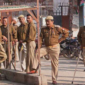दिल्ली में बाइक पार्किंग विवाद बना जानलेवा, महिला की मौत; पति गंभीर घायल