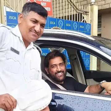 अतिरिक्त गति से गाड़ी चलाने के आरोप में महेंद्र सिंह धोनी पर जुर्माना