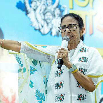 ममता बनर्जी का भाजपा पर हमला: "2026 में दिल्ली की सरकार गिरेगी, बंगाल बचाने के लिए तैयार रहें"