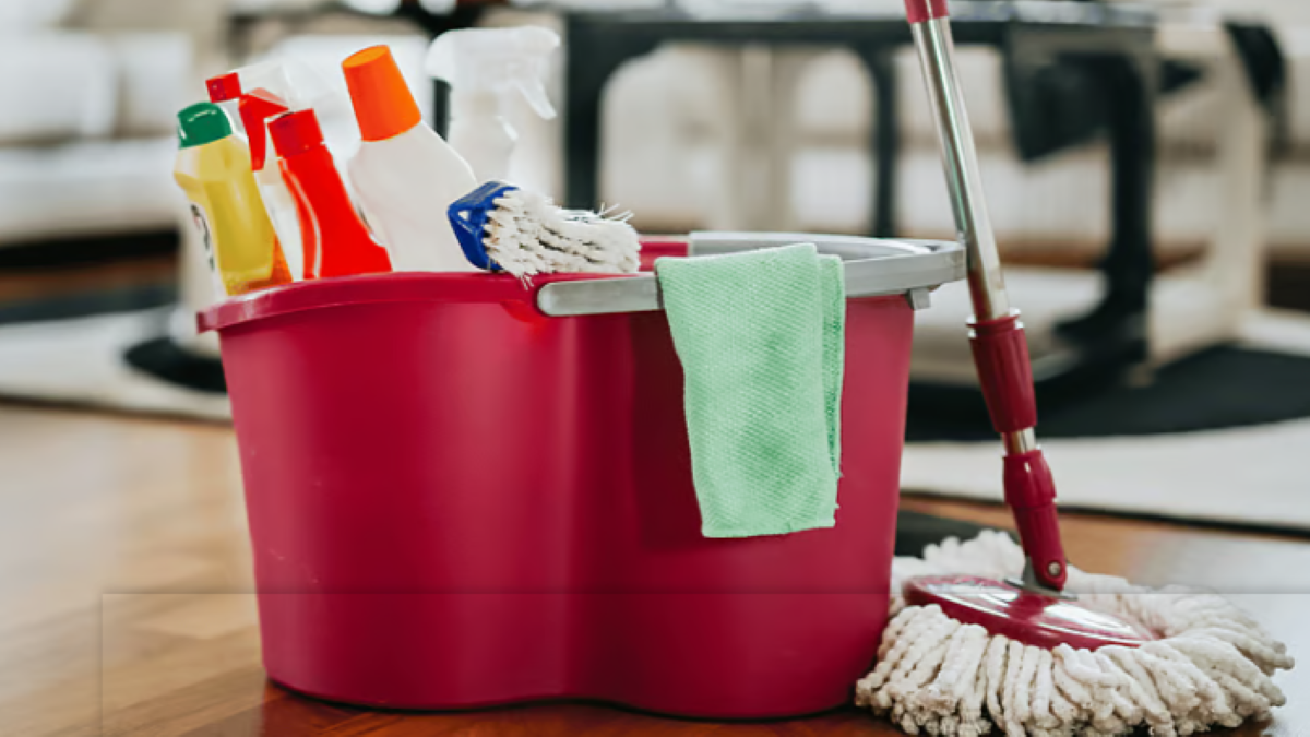 घर: फर्श को करें साफ; कम खर्च में दाग-धब्बों से पाएं छुटकारा,अपनाएं आसान घरेलू नुस्खे