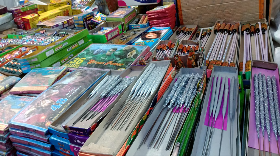 पटाखों के बाजार को लेकर कोलकाता पुलिस सख्त, टूटे नियम तो खानी पड़ेगी जेल की हवा