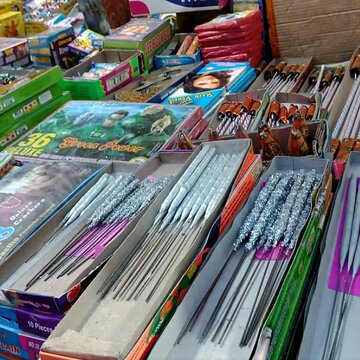 पटाखों के बाजार को लेकर कोलकाता पुलिस सख्त, टूटे नियम तो खानी पड़ेगी जेल की हवा