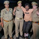 वायरल वीडियो: मुठभेड़ में घायल डाकू ने महिला पुलिस अधिकारी के पैरों में गिरकर मांगी माफी