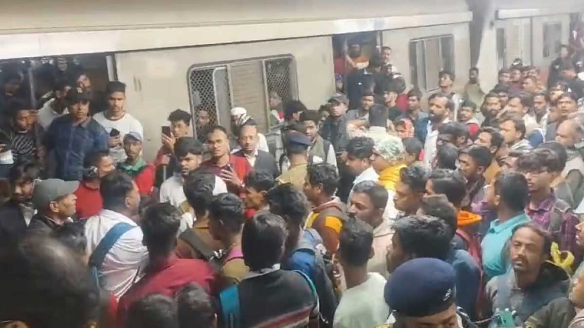 बालीगंज स्टेशन फ्लाईओवर से ट्रेन पर कूदा युवक, झूलसा, सेवा बाधित