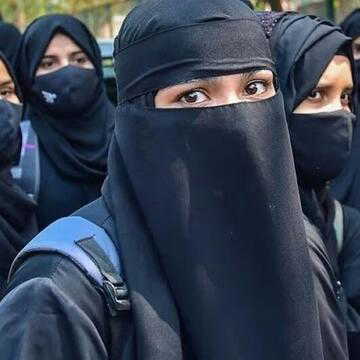 “कर्नाटक सरकार ने स्कूल यूनिफाॅर्म में हिजाब और धार्मिक प्रतीक की मंजूरी दी”